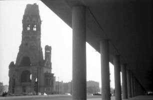 Berlin: Kolonnaden des Konfektionshauses und Gedächtniskirche