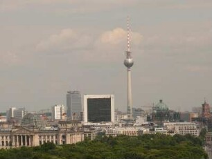 Blick von der Siegessäule auf den Stadtbezirke Mitte mit Rotem Rathaus ganz rechts, Fernsehturm, Hochhaus des Handelszentrums an der Friedrichstraße (Mitte), links dahinter Hochhaushotel am Alexanderplatz