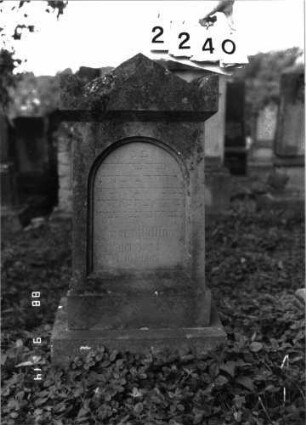 Grabstein 2240 (Index: 100097316) Maße HxBxT: 109x44x21 cm: Grabstein 2240