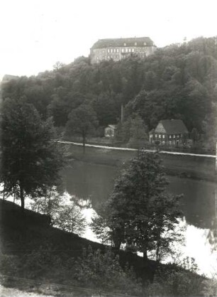 Blick über die Zwickauer Mulde zum Schloss Wolkenburg von Süden