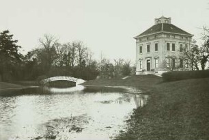 Dessau-Roßlau, Schloss Luisium, Blick über den Teich zur chinesischen Brücke