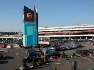 Köln-Bonn Flughafen Konrad Adenauer, Parkplätze und Terminal, Werbung für UPS Paketdienst