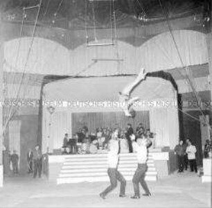 Turnakrobatik im Circus Busch in Berlin (Ost)
