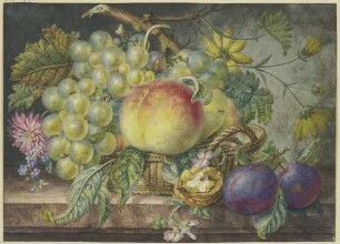 Fruchtstück, ein Korb mit Trauben und Pfirsichen, dabei eine Nuss und zwei Pflaumen