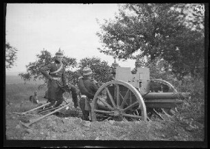 bei Gunzenhausen (Lkr. Weißenburg-Gunzenhausen) - Feuchtwangen (Lkr. Ansbach): Feldartilleriegeschütz und 4 Soldaten beim Brigade- und Divisionsmanöver (Seitansicht)