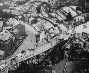 Szene aus dem Dokumentarfilm "Berggasthof Luisenhof": Blick auf die Standseilbahn und die Grundstraße in Loschwitz im Winter