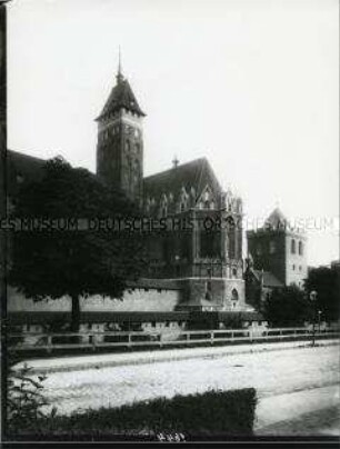 Außenansicht der Schlosskirche St. Marien der Marienburg mit Pfaffenturm