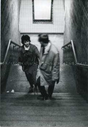 Ein Paar läuft eine Treppe hoch