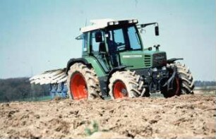 Fotografie: Wendende Bodenbearbeitung, Volldrehpflug, Allradtraktor, Streifenkörper