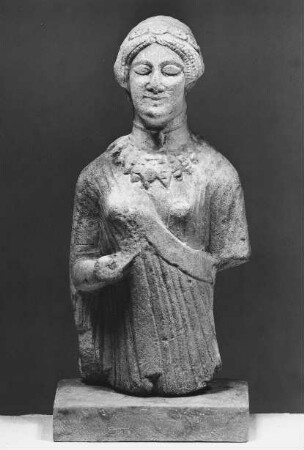 Oberteil einer bekleideten weiblichen Figur
