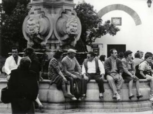 Treff von Einheimischen am Brunnen, Plaza Triunfo, Sevilla