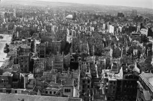 Enttrümmerung im Stadtkern : Dresden-Altstadt. Blick vom Rathausturm über Annenkirche und Kraftwerk Mitte