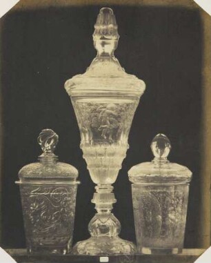 Ein Pokal und zwei Bechergläser mit Schliff und Schnitt, deutsche Arbeit, drei Fünftel Naturgröße, 17. u. 18. Jahrhundert