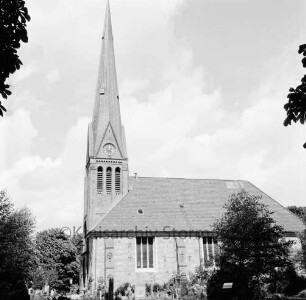 Friedenskirche: Außenansicht von Süden: im Vordergrund Kirchhof
