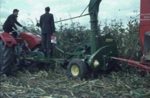 Fotografie: Erntetechnik, Silomais, Feldhäcksler gezogen, Maisgebiss