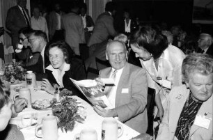 30. Tagung 1980 Chemiker; Bayrisches Frühstück Spielbank: ?, Vladimir Prelog, zu ihm sich beugend R. Schmid, ?