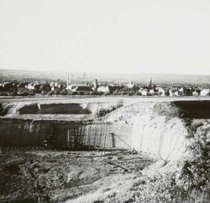 Blick über eine Baugrube zum Stadtzentrum