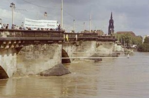 Dresden-Altstadt. Elbe-Hochwasser August 2002. Augustusbrücke. Demonstranten mit Banner gegen Umweltverschmutzung
