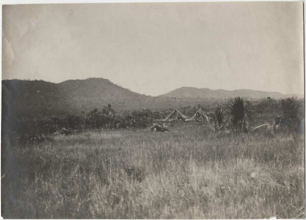 Accommodation huts at the source of the "Burity" north-west of Uazirimi