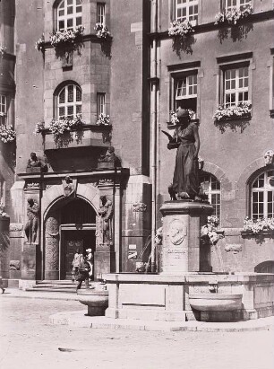 Döbeln, Rathaus : Döbeln. Rathaus. H. Licht, O. Richter. Haupteingang und Denkmalsbrunen für Carl Schlegel (J. Hartmann)