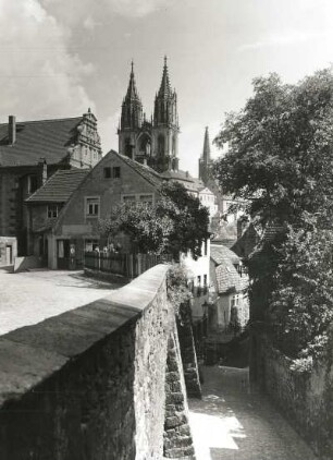 Meißen, Blick auf den Dom : Meißen. Rote Stufen. Blick nach Nordosten gegen den Dom