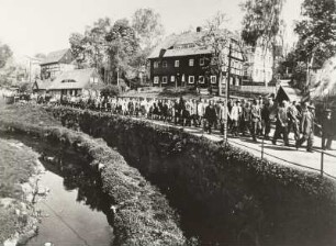 Maifeier. Demonstrationszug im Mitteldorf