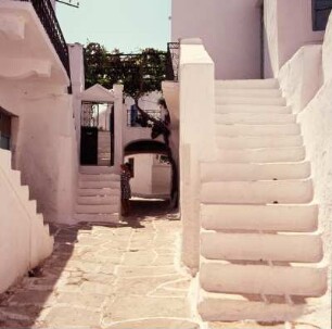 Paros, Paríkia. Gasse mit Außentreppen. Sett9
