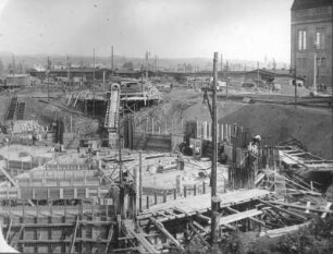 [Bild 10] Baustelle Kraftwerk Hirschfelde. Kühlturmfundament in Eisenbeton