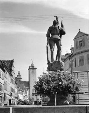 Marktbrunnen : Marktbrunnen. Stein (1701/1800?). Brunnenstock mit Ritterfigur. Bad Mergentheim, Oberer Markt