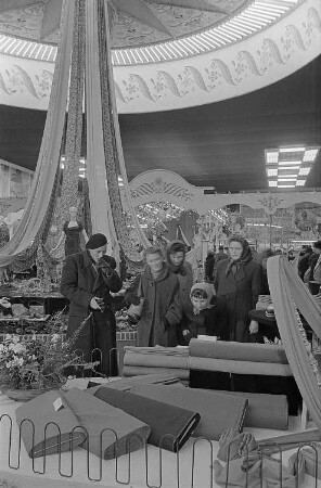 Messebesucher in der Ausstellungshalle Bulgariens vor einer Präsentation von Stoffen
