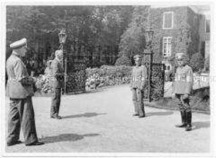 Foto von Gothsche in Uniform vor Haus Doorn - Personenkonvolut
