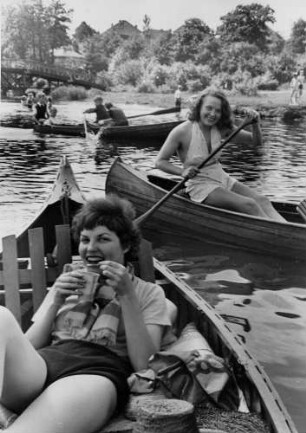 Hamburg-Poppenbüttel. Kanubetrieb auf der Oberalster. Viele junge Menschen verbringen ihre Freizeit auf dem Wasser. Aufgenommen 1948