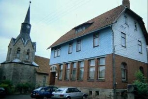 Kirche und ehemalige Gemeindeverwaltung (früher Schule)