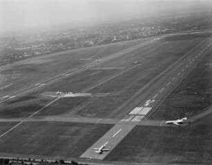 Luftaufnahme, Blick von Osten auf das Rollfeld Flughafen Tempelhof. Berlin-Tempelhof, Tempelhofer Feld