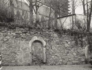 Mittweida, Friedhofsmauer : Mittweida, Friedhofsmauer, Kirchplatz, Straßenansicht mit zugemauerter Pforte
