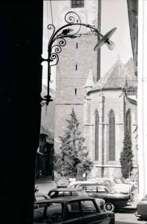 Meran: Chor der Pfarrkirche, Vordergrund Laterne