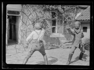 Florettfechten vor einem Hauseingang in Guillemont (Dep. Somme, Frankreich)