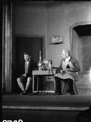 Carows Lachbühne: Erich Carow in "Ein alter Flickschuster"; Erich Carow mit Meister am Tisch