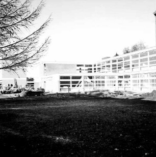 Emil-von Behring-Gymnasium: Sieker Landstraße: IV. Bauabschnitt: Rohbau: vorn Grünanlage: hinten Baumaterial: rechts Baumäste