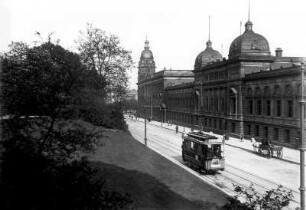 Historische Stadtansicht. Gebäude, Parkanlage und Straßenbahn