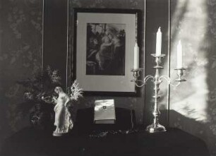 Andachts-Stilleben mit Keramikstatuette, Buch, Rosenkranz , Leuchter und Reproduktion des Gemäldes "Maria mit dem Jesuskind und dem jungen Johannes dem Täufer" von S. Botticelli