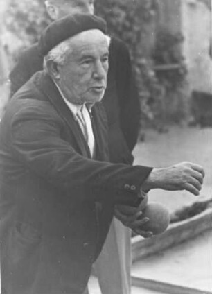 Italien. San Remo. Ein älterer Herr spielt Boccia