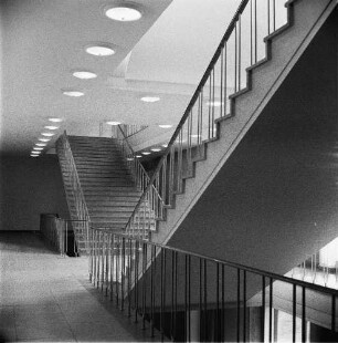 Deutsche Demokratische Republik. Forschungsinstitut. Treppenhaus mit zwei gegenläufigen Treppen