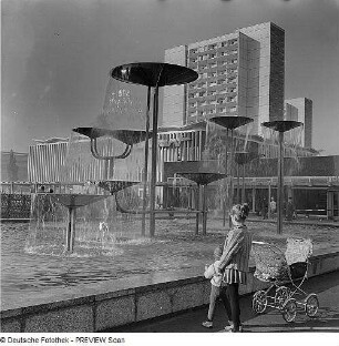 Wasserspiel mit Schalen : Dresden. Mädchen mit Kleinkind und Kinderwagen am Brunnenrand der Wasserspiele mit Schalen
