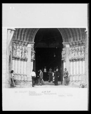 Portal mit Apostelfiguren in den Gewänden der Bogenläufe