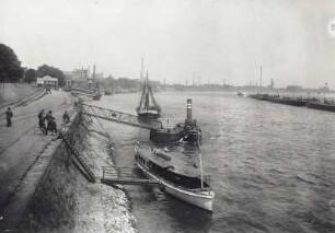 Krefeld-Uerdingen, Stadt : Uerdingen (Krefeld-Uerdingen). Stadtteilansicht. Rhein mit Anlegestellen gegen Rheinhafen und Rheinwerke