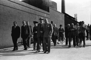 Ploesti: Gruppen bei der Führung durch die Raffinerie Vega