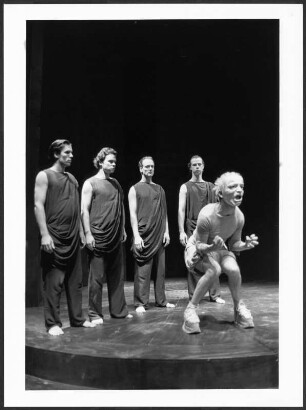 Bild einer Szene aus "Antigone", einer Studio-Inszenierung an der Hochschule für Schauspielkunst