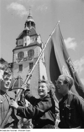 Jugendliche mit Pionierflagge vor dem Eingang zu Kongreßhalle