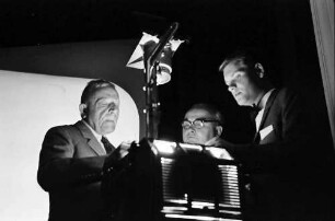 13. Tagung 1963 Medizin; Eröffnung Lindau 1.7.63: Otto H. Warburg mit Assistenten am Projektor